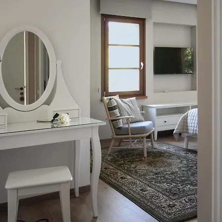 Stou Savvide - Stone Manor Pera Pedi