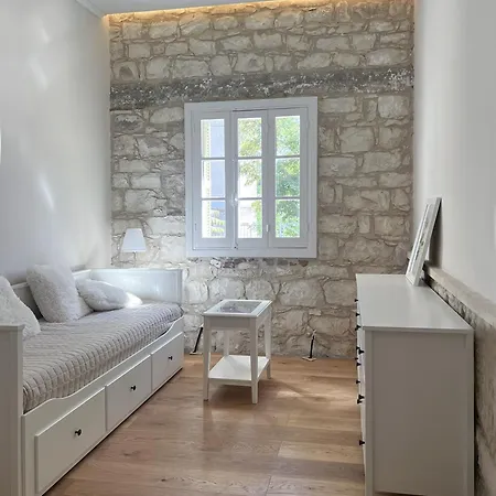 Stou Savvide - Stone Manor