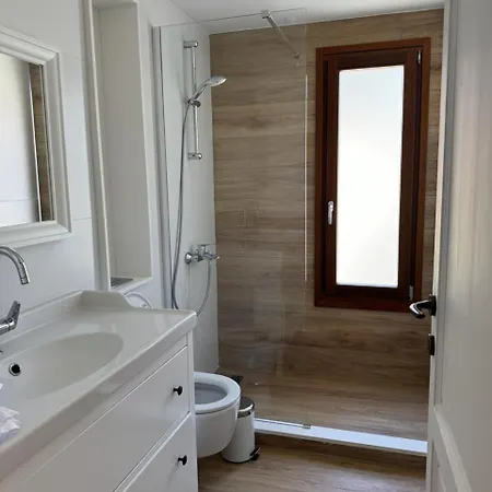 Stou Savvide - Stone Manor Pera Pedi