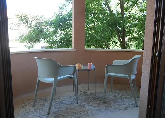 Stou Savvide - Stone Manor Pera Pedi