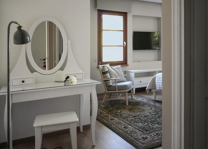 Stou Savvide - Stone Manor Pera Pedi