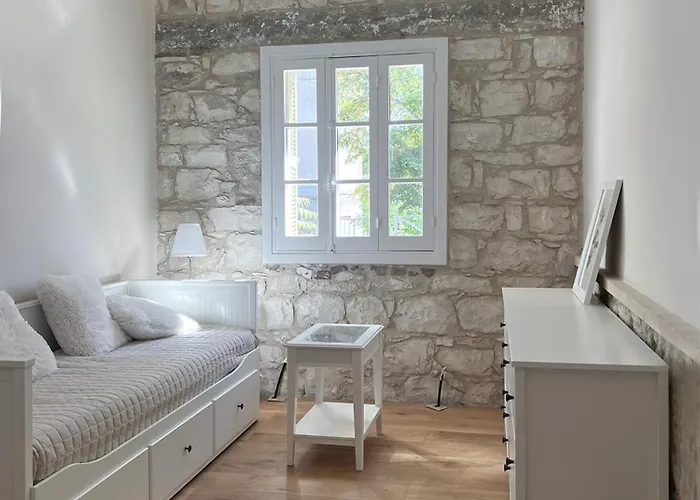 Stou Savvide - Stone Manor