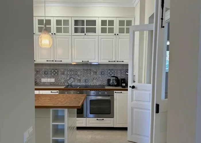 Stou Savvide - Stone Manor * Pera Pedi